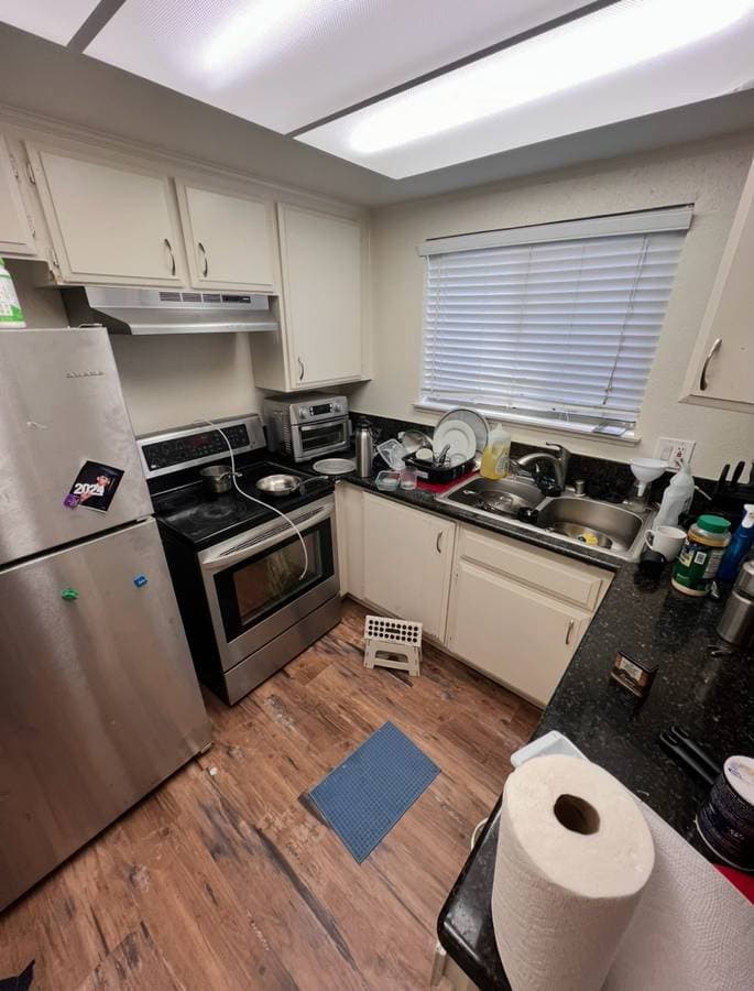 Cluttered and messy kitchen before junk removal service in Sacramento California
